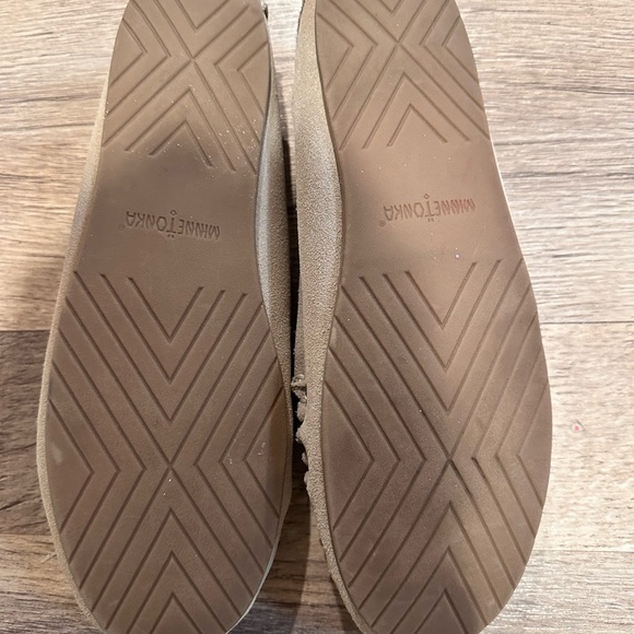 Minnetonka Tan Suede Men's Moccasins - Picture 4 of 4